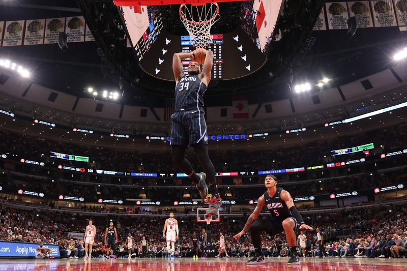 CHICAGO, ILLINOIS - OCTOBER 30: Wendell Carter Jr. #34 of the Orlando Magic dunks the ball as Paolo Banchero #5 celebrates against the Chicago Bulls during the first half at the United Center on October 30, 2024 in Chicago, Illinois. NOTE TO USER: User expressly acknowledges and agrees that, by downloading and or using this photograph, User is consenting to the terms and conditions of the Getty Images License Agreement.  (Photo by Michael Reaves/Getty Images)