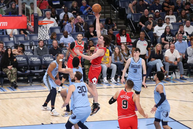 MEMPHIS, TN - OCTOBER 28: Josh Giddey #3 of the Chicago Bulls shoots the ball during the game against the Memphis Grizzlies on October 28, 2024 at FedExForum in Memphis, Tennessee. NOTE TO USER: User expressly acknowledges and agrees that, by downloading and or using this photograph, User is consenting to the terms and conditions of the Getty Images License Agreement. Mandatory Copyright Notice: Copyright 2024 NBAE (Photo by Joe Murphy/NBAE via Getty Images)