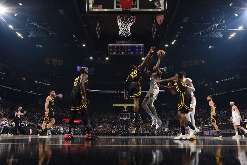 SAN FRANCISCO, CA - FEBRUARY 10: Kevin Durant #35 of the Phoenix Suns drives to the basket during the game against the Golden State Warriors on February 10, 2024 at Chase Center in San Francisco, California. NOTE TO USER: User expressly acknowledges and agrees that, by downloading and or using this photograph, user is consenting to the terms and conditions of Getty Images License Agreement. Mandatory Copyright Notice: Copyright 2024 NBAE (Photo by Noah Graham/NBAE via Getty Images)