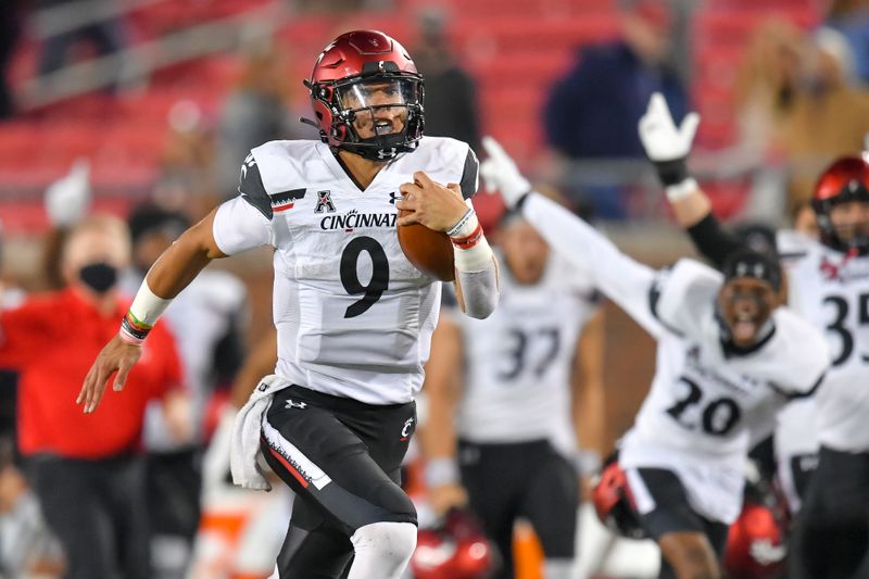 Oct 24, 2020; Dallas, Texas, USA; Cincinnati Bearcats quarterback Desmond Ridder (9) runs the ball down the field and scores a touch down against Southern Methodist Mustangs during the fourth quarter half at Gerald J. Ford Stadium. Mandatory Credit: Tim Flores-USA TODAY Sports