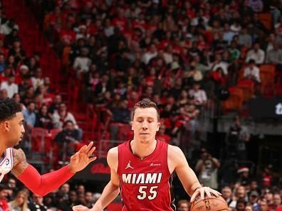 MIAMI, FL - DECEMBER 25:  Duncan Robinson #55 of the Miami Heat goes to the basket during the game on December 25, 2023 at Kaseya Center Arena in Miami, Florida. NOTE TO USER: User expressly acknowledges and agrees that, by downloading and or using this Photograph, user is consenting to the terms and conditions of the Getty Images License Agreement. Mandatory Copyright Notice: Copyright 2023 NBAE (Photo by Issac Baldizon/NBAE via Getty Images)