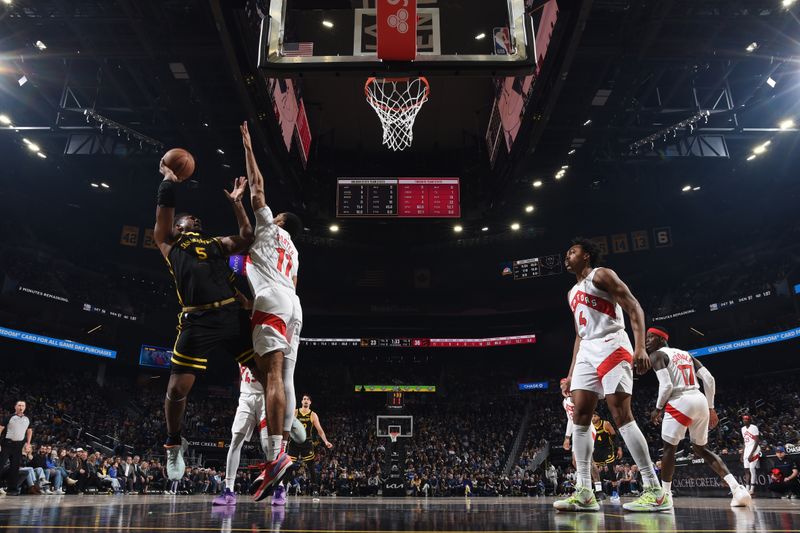 SAN FRANCISCO, CA - JANUARY 7: Kevon Looney #5 of the Golden State Warriors drives to the basket during the game against the Toronto Raptors on January 7, 2024 at Chase Center in San Francisco, California. NOTE TO USER: User expressly acknowledges and agrees that, by downloading and or using this photograph, user is consenting to the terms and conditions of Getty Images License Agreement. Mandatory Copyright Notice: Copyright 2024 NBAE (Photo by Noah Graham/NBAE via Getty Images)