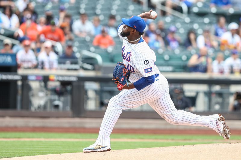 Jun 30, 2024; New York City, New York, USA;  New York Mets starting pitcher Luis Severino (40) pitches in the first inning against the Houston Astros at Citi Field. Mandatory Credit: Wendell Cruz-USA TODAY Sports