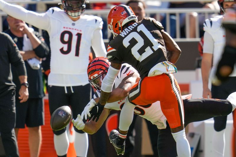 Cincinnati Bengals wide receiver Andrei Iosivas tries in vain to pull in a pass against Cleveland Browns cornerback Denzel Ward (21) in the first half of an NFL football game, Sunday, Oct. 20, 2024, in Cleveland. (AP Photo/Sue Ogrocki)