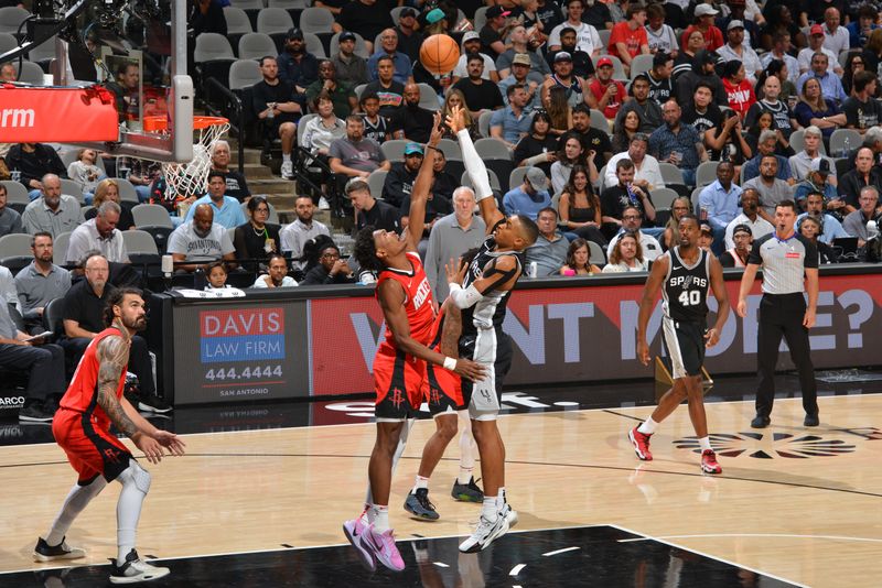 SAN ANTONIO, TX - OCTOBER 28: Keldon Johnson #0 of the San Antonio Spurs drives to the basket during the game against the Houston Rockets on October 28, 2024 at the Frost Bank Center in San Antonio, Texas. NOTE TO USER: User expressly acknowledges and agrees that, by downloading and or using this photograph, user is consenting to the terms and conditions of the Getty Images License Agreement. Mandatory Copyright Notice: Copyright 2024 NBAE (Photos by Jesse D. Garrabrant/NBAE via Getty Images)