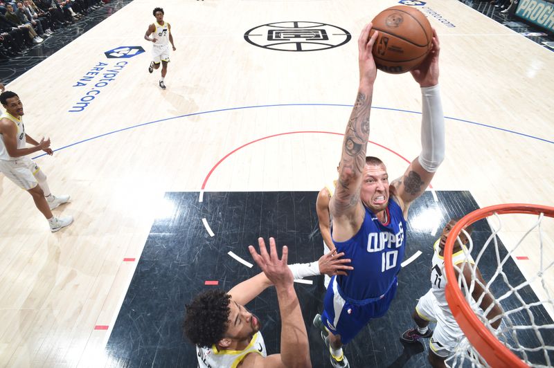 LOS ANGELES, CA - APRIL 5:  Daniel Theis #10 of the LA Clippers goes to the basket during the game on April 5, 2024 at Crypto.Com Arena in Los Angeles, California. NOTE TO USER: User expressly acknowledges and agrees that, by downloading and/or using this Photograph, user is consenting to the terms and conditions of the Getty Images License Agreement. Mandatory Copyright Notice: Copyright 2024 NBAE (Photo by Adam Pantozzi/NBAE via Getty Images)