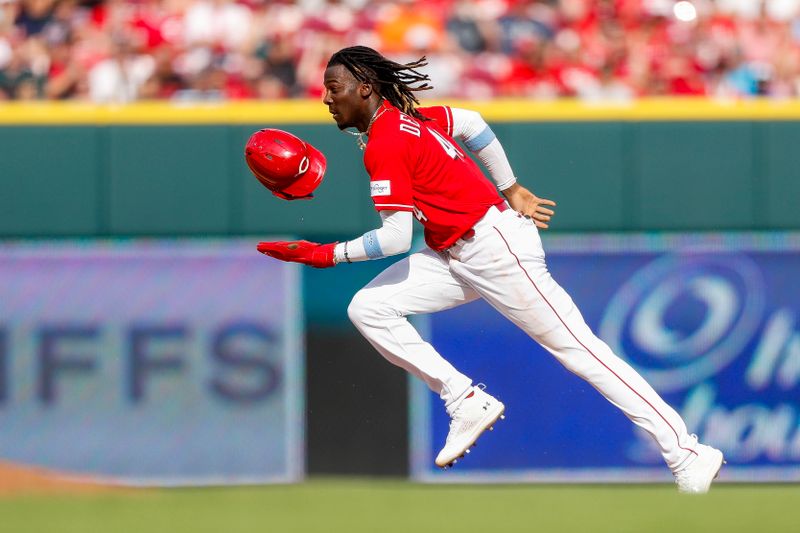 Jun 24, 2023; Cincinnati, Ohio, USA; Cincinnati Reds shortstop Elly De La Cruz (44) advances to third on an error after stealing second base in the fifth inning against the Atlanta Braves at Great American Ball Park. Mandatory Credit: Katie Stratman-USA TODAY Sports