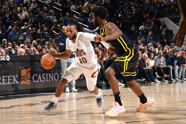 SAN FRANCISCO, CA - NOVEMBER 11: Darius Garland #10 of the Cleveland Cavaliers dribbles the ball during the game against the Golden State Warriors on November 11, 2023 at Chase Center in San Francisco, California. NOTE TO USER: User expressly acknowledges and agrees that, by downloading and or using this photograph, user is consenting to the terms and conditions of Getty Images License Agreement. Mandatory Copyright Notice: Copyright 2023 NBAE (Photo by Noah Graham/NBAE via Getty Images)