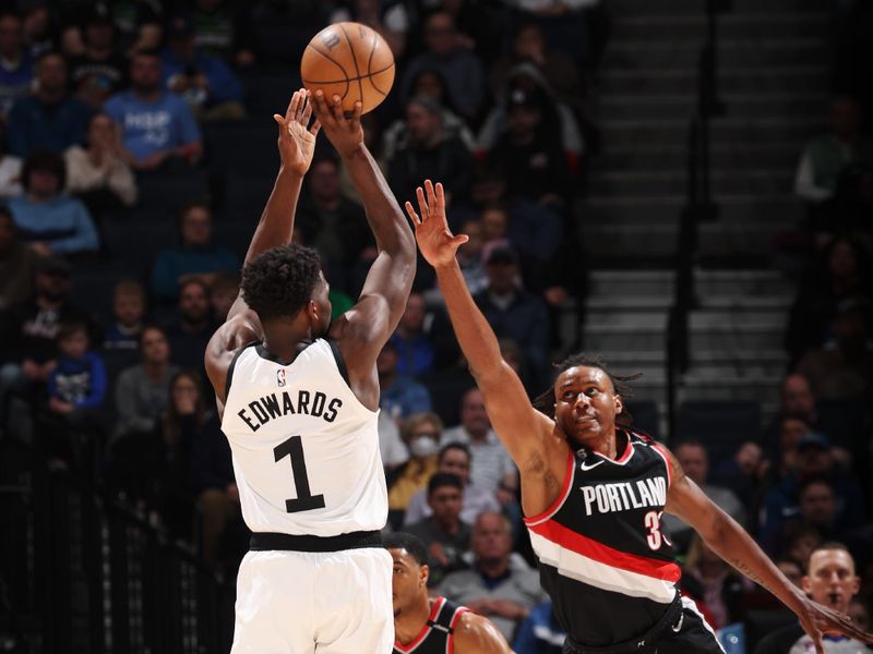 MINNEAPOLIS, MN -  APRIL 2: Jabari Walker #34 of the Portland Trail Blazers plays defense during the game against the Minnesota Timberwolves on April 2, 2023 at Target Center in Minneapolis, Minnesota. NOTE TO USER: User expressly acknowledges and agrees that, by downloading and or using this Photograph, user is consenting to the terms and conditions of the Getty Images License Agreement. Mandatory Copyright Notice: Copyright 2023 NBAE (Photo by David Sherman/NBAE via Getty Images)