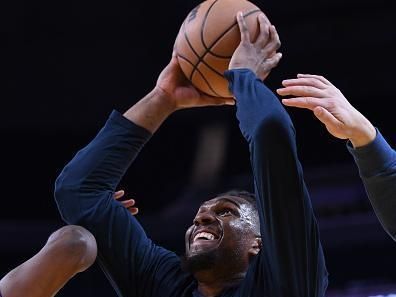 SAN FRANCISCO, CA - DECEMBER 28: Kevon Looney #5 of the Golden State Warriors warms up before the game against the Miami Heat on December 28, 2023 at Chase Center in San Francisco, California. NOTE TO USER: User expressly acknowledges and agrees that, by downloading and or using this photograph, user is consenting to the terms and conditions of Getty Images License Agreement. Mandatory Copyright Notice: Copyright 2023 NBAE (Photo by Noah Graham/NBAE via Getty Images)