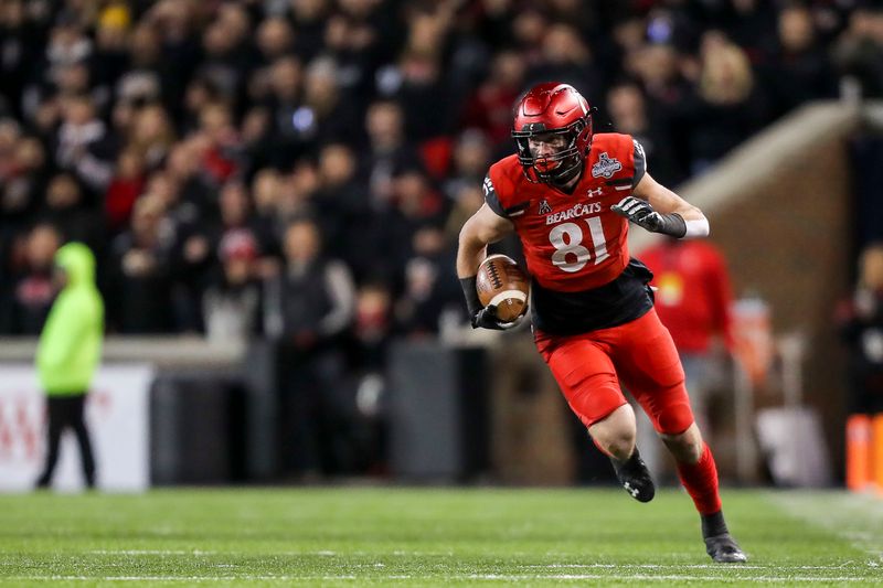 Dec 4, 2021; Cincinnati, Ohio, USA; Cincinnati Bearcats tight end Josh Whyle (81) runs with the ball against the Houston Cougars in the second half during the American Athletic Conference championship game at Nippert Stadium. Mandatory Credit: Katie Stratman-USA TODAY Sports