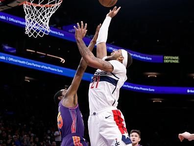 PHOENIX, ARIZONA - DECEMBER 17: Daniel Gafford #21 of the Washington Wizards attempts a layup over Kevin Durant #35 of the Phoenix Suns during the first half at Footprint Center on December 17, 2023 in Phoenix, Arizona. NOTE TO USER: User expressly acknowledges and agrees that, by downloading and or using this photograph, User is consenting to the terms and conditions of the Getty Images License Agreement.  (Photo by Chris Coduto/Getty Images)