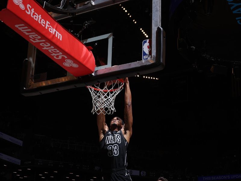 BROOKLYN, NY - JANUARY 5: Nicolas Claxton #33 of the Brooklyn Nets goes to the basket during the game on January 5, 2024 at Barclays Center in Brooklyn, New York. NOTE TO USER: User expressly acknowledges and agrees that, by downloading and or using this Photograph, user is consenting to the terms and conditions of the Getty Images License Agreement. Mandatory Copyright Notice: Copyright 2024 NBAE (Photo by Nathaniel S. Butler/NBAE via Getty Images)