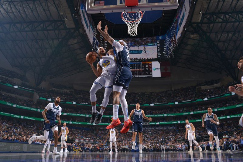 DALLAS, TX - APRIL 5: Moses Moody #4 of the Golden State Warriors drives to the basket during the game again the Dallas Mavericks on April 5, 2024 at the American Airlines Center in Dallas, Texas. NOTE TO USER: User expressly acknowledges and agrees that, by downloading and or using this photograph, User is consenting to the terms and conditions of the Getty Images License Agreement. Mandatory Copyright Notice: Copyright 2024 NBAE (Photo by Glenn James/NBAE via Getty Images)