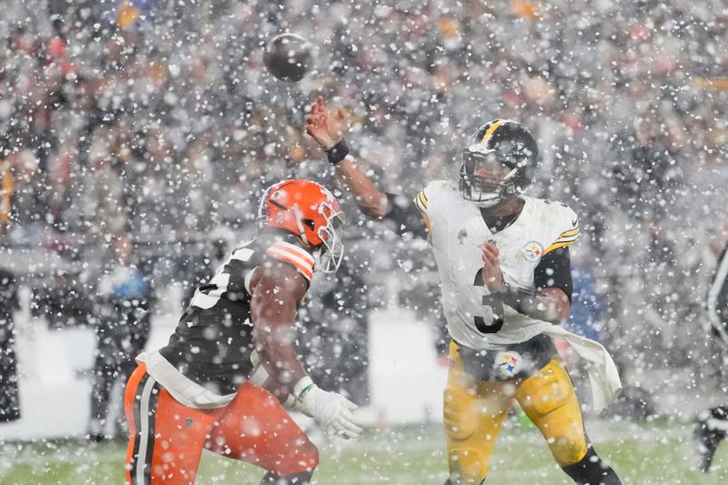 Pittsburgh Steelers quarterback Russell Wilson (3) passes in the second half of an NFL football game against the Cleveland Browns, Thursday, Nov. 21, 2024, in Cleveland. (AP Photo/Sue Ogrocki)