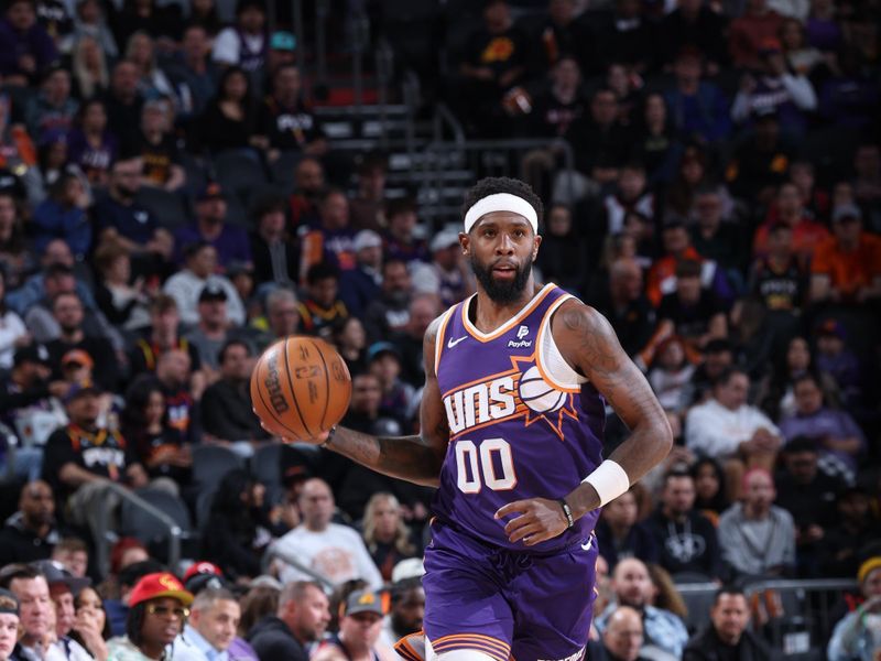 PHOENIX, AZ - MARCH 7: Royce O'Neale #00 of the Phoenix Suns dribbles the ball during the game against the Toronto Raptors on March 7, 2024 at Footprint Center in Phoenix, Arizona. NOTE TO USER: User expressly acknowledges and agrees that, by downloading and or using this photograph, user is consenting to the terms and conditions of the Getty Images License Agreement. Mandatory Copyright Notice: Copyright 2024 NBAE (Photo by Jeff Haynes/NBAE via Getty Images)