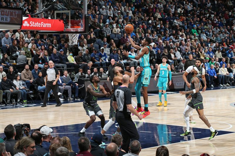 MINNEAPOLIS, MN -  JANUARY 22: Brandon Miller #24 of the Charlotte Hornets shoots the ball during the game against the Minnesota Timberwolves on January 22, 2024 at Target Center in Minneapolis, Minnesota. NOTE TO USER: User expressly acknowledges and agrees that, by downloading and or using this Photograph, user is consenting to the terms and conditions of the Getty Images License Agreement. Mandatory Copyright Notice: Copyright 2024 NBAE (Photo by David Sherman/NBAE via Getty Images)