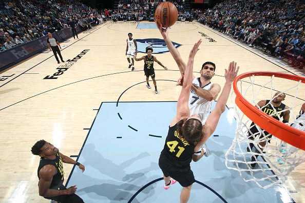 MEMPHIS, TN - NOVEMBER 29:  Santi Aldama #7 of the Memphis Grizzlies goes to the basket during the game on November 29, 2023 at FedExForum in Memphis, Tennessee. NOTE TO USER: User expressly acknowledges and agrees that, by downloading and or using this photograph, User is consenting to the terms and conditions of the Getty Images License Agreement. Mandatory Copyright Notice: Copyright 2023 NBAE (Photo by Joe Murphy/NBAE via Getty Images)