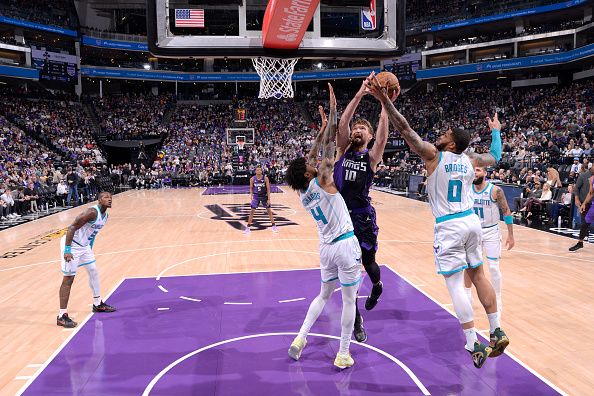 SACRAMENTO, CA - JANUARY 2: Domantas Sabonis #10 of the Sacramento Kings drives to the basket during the game against the Charlotte Hornets on January 2, 2024 at Golden 1 Center in Sacramento, California. NOTE TO USER: User expressly acknowledges and agrees that, by downloading and or using this Photograph, user is consenting to the terms and conditions of the Getty Images License Agreement. Mandatory Copyright Notice: Copyright 2024 NBAE (Photo by Rocky Widner/NBAE via Getty Images)