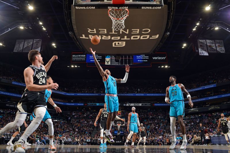 PHOENIX, AZ - MARCH 14: Torrey Craig #0 of the Phoenix Suns grabs a rebound against the Milwaukee Bucks on March 14, 20223at Footprint Center in Phoenix, Arizona. NOTE TO USER: User expressly acknowledges and agrees that, by downloading and or using this photograph, user is consenting to the terms and conditions of the Getty Images License Agreement. Mandatory Copyright Notice: Copyright 2023 NBAE (Photo by Barry Gossage/NBAE via Getty Images)