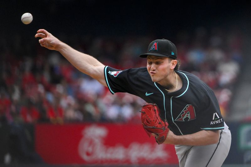 May 25, 2025; St. Louis, Missouri, USA;  Arizona Diamondbacks starting pitcher Brandon Pfaadt (32) pitches against the St. Louis Cardinals during the first inning at Busch Stadium. Mandatory Credit: Jeff Curry-Imagn Images