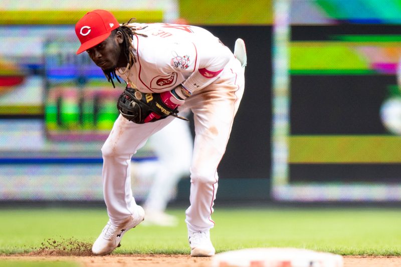 Aug 9, 2023; Cincinnati, OH, USA; Cincinnati Reds shortstop Elly De La Cruz (44) fields a ground ball hit by Miami Marlins second baseman Luis Arraez (3) in the sixth inning of the MLB baseball game between Cincinnati Reds and Miami Marlins at Great American Ball Park in Cincinnati on Wednesday, Aug. 9, 2023.  Mandatory Credit: Albert Cesare-USA TODAY Sports