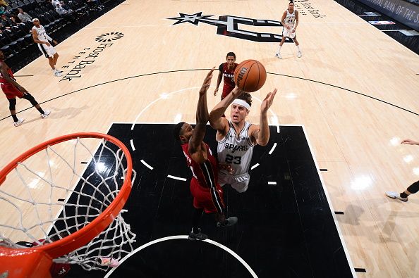 SAN ANTONIO, TX - NOVEMBER 12: Zach Collins #23 of the San Antonio Spurs drives to the basket during the game against the Miami Heat on November 12, 2023 at the Frost Bank Center in San Antonio, Texas. NOTE TO USER: User expressly acknowledges and agrees that, by downloading and or using this photograph, user is consenting to the terms and conditions of the Getty Images License Agreement. Mandatory Copyright Notice: Copyright 2023 NBAE (Photos by Michael Gonzales/NBAE via Getty Images)