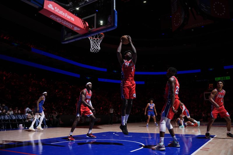 PHILADELPHIA, PA - JANUARY 5: Mo Bamba #7 of the Philadelphia 76ers grabs a rebound during the game against the New York Knicks on January 5, 2024 at the Wells Fargo Center in Philadelphia, Pennsylvania NOTE TO USER: User expressly acknowledges and agrees that, by downloading and/or using this Photograph, user is consenting to the terms and conditions of the Getty Images License Agreement. Mandatory Copyright Notice: Copyright 2024 NBAE (Photo by Jesse D. Garrabrant/NBAE via Getty Images)