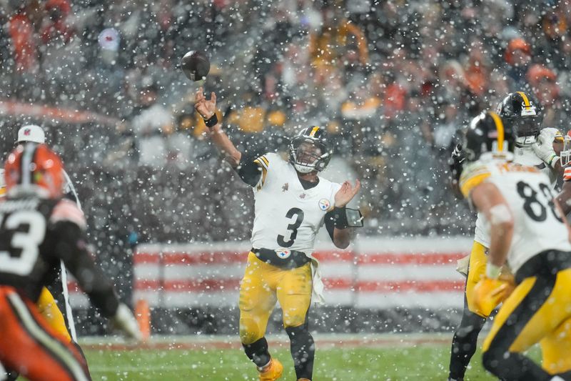 Pittsburgh Steelers quarterback Russell Wilson (3) passes in the second half of an NFL football game against the Cleveland Browns, Thursday, Nov. 21, 2024, in Cleveland. (AP Photo/Sue Ogrocki)