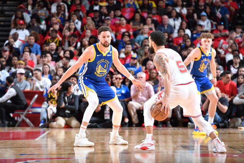 HOUSTON, TX - APRIL 4: Klay Thompson #11 of the Golden State Warriors plays defense against Fred VanVleet #5 of the Houston Rockets during the game on April 4, 2024 at the Toyota Center in Houston, Texas. NOTE TO USER: User expressly acknowledges and agrees that, by downloading and or using this photograph, User is consenting to the terms and conditions of the Getty Images License Agreement. Mandatory Copyright Notice: Copyright 2024 NBAE (Photo by Logan Riely/NBAE via Getty Images)