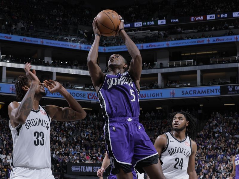 SACRAMENTO, CA - NOVEMBER 24: De'Aaron Fox #5 of the Sacramento Kings drives to the basket during the game against the Brooklyn Nets on November 24, 2024 at Golden 1 Center in Sacramento, California. NOTE TO USER: User expressly acknowledges and agrees that, by downloading and or using this Photograph, user is consenting to the terms and conditions of the Getty Images License Agreement. Mandatory Copyright Notice: Copyright 2024 NBAE (Photo by Rocky Widner/NBAE via Getty Images)