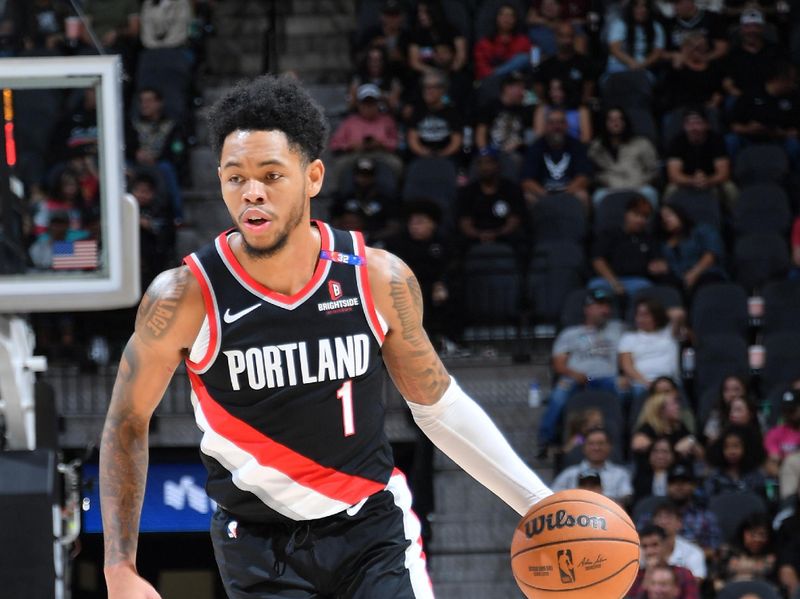 SAN ANTONIO, TX - NOVEMBER 7: Anfernee Simons #1 of the Portland Trail Blazers dribbles the ball during the game against the San Antonio Spurs on November 7, 2024 at the Frost Bank Center in San Antonio, Texas. NOTE TO USER: User expressly acknowledges and agrees that, by downloading and or using this photograph, user is consenting to the terms and conditions of the Getty Images License Agreement. Mandatory Copyright Notice: Copyright 2024 NBAE (Photos by Michael Gonzales/NBAE via Getty Images)