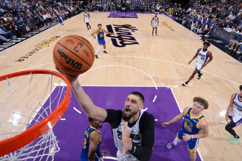 SACRAMENTO, CA - OCTOBER 9: Alex Len #25 of the Sacramento Kings drives to the basket during the game against the Golden State Warriors during a NBA preseason game on October 9, 2024 at Golden 1 Center in Sacramento, California. NOTE TO USER: User expressly acknowledges and agrees that, by downloading and or using this Photograph, user is consenting to the terms and conditions of the Getty Images License Agreement. Mandatory Copyright Notice: Copyright 2024 NBAE (Photo by Rocky Widner/NBAE via Getty Images)