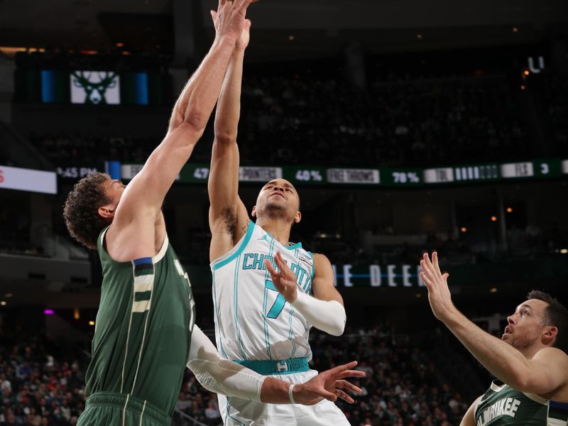 MILWAUKEE, WI - FEBRUARY 9: Bryce McGowans #7 of the Charlotte Hornets drives to the basket during the game against the Milwaukee Bucks on February 9, 2024 at the Fiserv Forum Center in Milwaukee, Wisconsin. NOTE TO USER: User expressly acknowledges and agrees that, by downloading and or using this Photograph, user is consenting to the terms and conditions of the Getty Images License Agreement. Mandatory Copyright Notice: Copyright 2024 NBAE (Photo by Gary Dineen/NBAE via Getty Images).