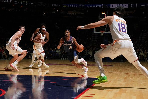 PHILADELPHIA, PA - NOVEMBER 4: De'Anthony Melton #8 of the Philadelphia 76ers drives to the basket during the game against the Phoenix Suns on November 4, 2023 at the Wells Fargo Center in Philadelphia, Pennsylvania NOTE TO USER: User expressly acknowledges and agrees that, by downloading and/or using this Photograph, user is consenting to the terms and conditions of the Getty Images License Agreement. Mandatory Copyright Notice: Copyright 2023 NBAE (Photo by Jesse D. Garrabrant/NBAE via Getty Images)