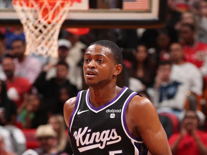 MIAMI, FL - JANUARY 31: De'Aaron Fox #5 of the Sacramento Kings handles the ball during the game against the Miami Heat on January 31, 2024 at Kaseya Center in Miami, Florida. NOTE TO USER: User expressly acknowledges and agrees that, by downloading and or using this Photograph, user is consenting to the terms and conditions of the Getty Images License Agreement. Mandatory Copyright Notice: Copyright 2024 NBAE (Photo by Issac Baldizon/NBAE via Getty Images)