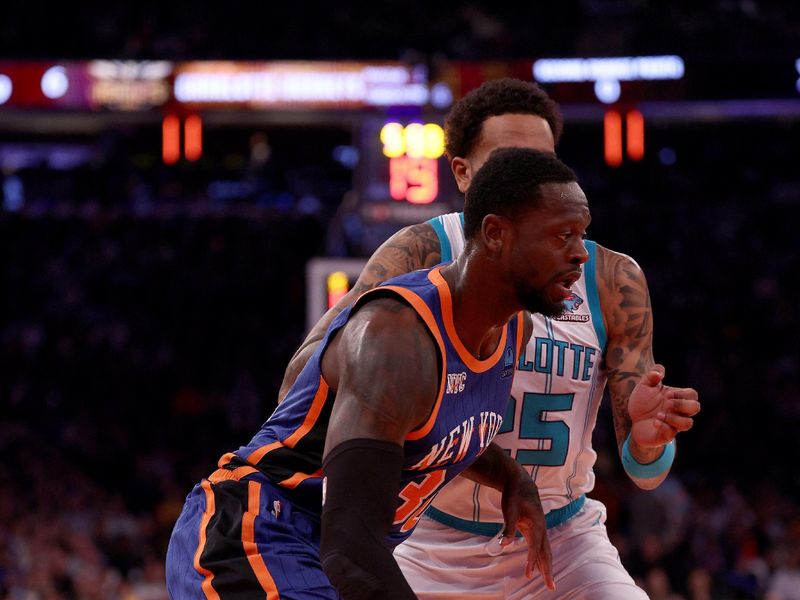 NEW YORK, NEW YORK - NOVEMBER 28:  Julius Randle #30 of the New York Knicks heads for the net as P.J. Washington #25 of the Charlotte Hornets defends during the first half of an NBA In-Season Tournament game at Madison Square Garden on November 28, 2023 in New York City. NOTE TO USER: User expressly acknowledges and agrees that, by downloading and or using this photograph, User is consenting to the terms and conditions of the Getty Images License Agreement. (Photo by Elsa/Getty Images)