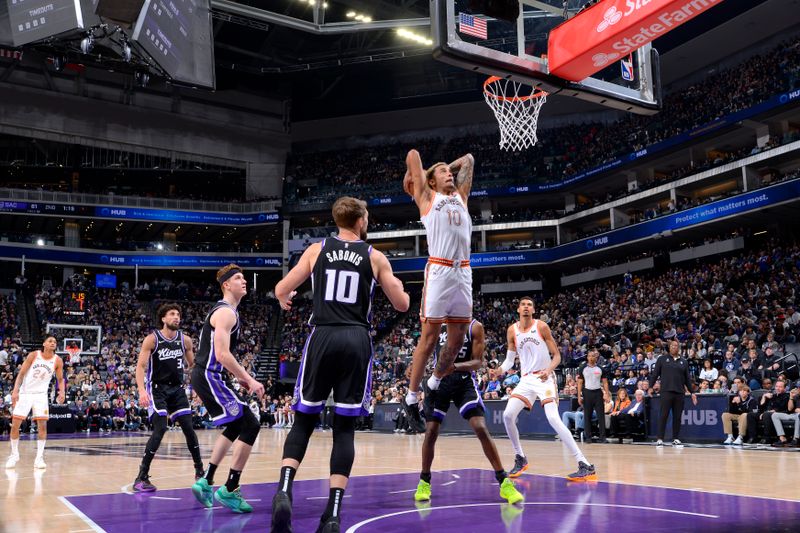 SACRAMENTO, CA - FEBRUARY 22: Jeremy Sochan #10 of the San Antonio Spurs dunks the ball during the game against the Sacramento Kings on February 22, 2024 at Golden 1 Center in Sacramento, California. NOTE TO USER: User expressly acknowledges and agrees that, by downloading and or using this Photograph, user is consenting to the terms and conditions of the Getty Images License Agreement. Mandatory Copyright Notice: Copyright 2023 NBAE (Photo by Rocky Widner/NBAE via Getty Images)