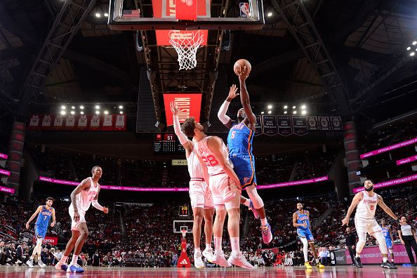 HOUSTON, TX - DECEMBER 6:   Luguentz Dort #5 of the Oklahoma City Thunder drives to the basket during the game against the Houston Rockets on December 6, 2023 at the Toyota Center in Houston, Texas. NOTE TO USER: User expressly acknowledges and agrees that, by downloading and or using this photograph, User is consenting to the terms and conditions of the Getty Images License Agreement. Mandatory Copyright Notice: Copyright 2023 NBAE (Photo by Michael Gonzales/NBAE via Getty Images)