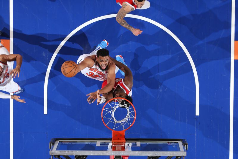 NEW YORK, NY - JANUARY 27: Karl-Anthony Towns #32 of the New York Knicks drives to the basket during the game against the Memphis Grizzlies on January 27, 2025 at Madison Square Garden in New York City, New York.  NOTE TO USER: User expressly acknowledges and agrees that, by downloading and or using this photograph, User is consenting to the terms and conditions of the Getty Images License Agreement. Mandatory Copyright Notice: Copyright 2025 NBAE  (Photo by Nathaniel S. Butler/NBAE via Getty Images)