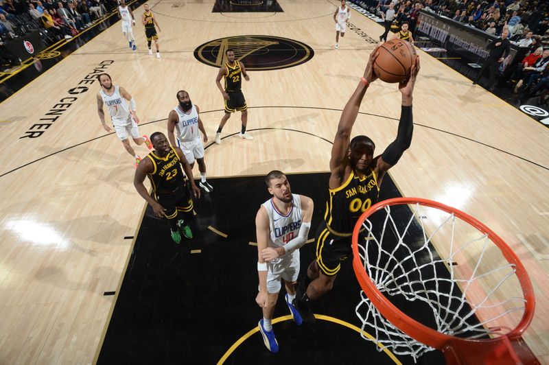 SAN FRANCISCO, CA - FEBRUARY 14: Jonathan Kuminga #00 of the Golden State Warriors drives to the basket during the game against the LA Clippers on FEBRUARY 14, 2024 at Chase Center in San Francisco, California. NOTE TO USER: User expressly acknowledges and agrees that, by downloading and or using this photograph, user is consenting to the terms and conditions of Getty Images License Agreement. Mandatory Copyright Notice: Copyright 2024 NBAE (Photo by Noah Graham/NBAE via Getty Images)