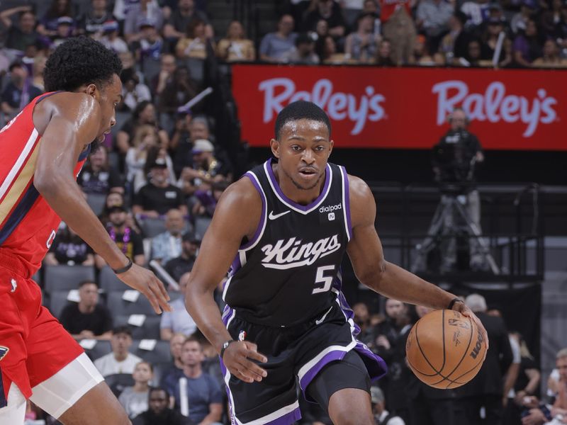 SACRAMENTO, CA - APRIL 11: De'Aaron Fox #5 of the Sacramento Kings dribbles the ball during the game against the New Orleans Pelicans on April 11, 2024 at Golden 1 Center in Sacramento, California. NOTE TO USER: User expressly acknowledges and agrees that, by downloading and or using this Photograph, user is consenting to the terms and conditions of the Getty Images License Agreement. Mandatory Copyright Notice: Copyright 2024 NBAE (Photo by Rocky Widner/NBAE via Getty Images)