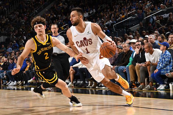 SAN FRANCISCO, CA - NOVEMBER 11: Max Strus #1 of the Cleveland Cavaliers drives to the basket during the game against the Golden State Warriors on November 11, 2023 at Chase Center in San Francisco, California. NOTE TO USER: User expressly acknowledges and agrees that, by downloading and or using this photograph, user is consenting to the terms and conditions of Getty Images License Agreement. Mandatory Copyright Notice: Copyright 2023 NBAE (Photo by Noah Graham/NBAE via Getty Images)