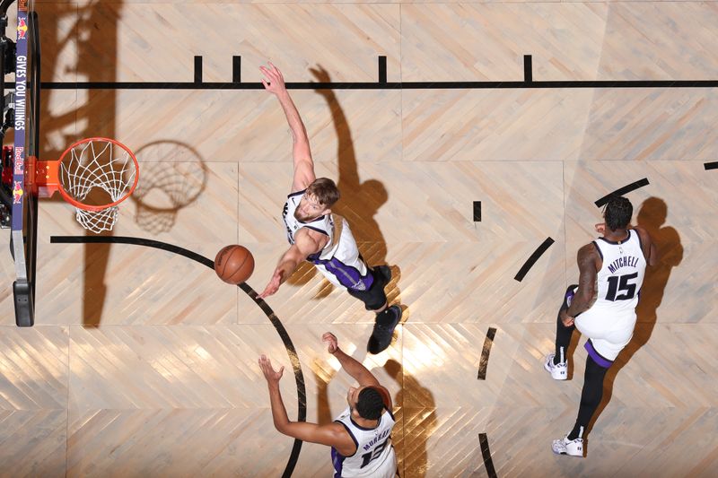 BROOKLYN, NY - APRIL 7: Domantas Sabonis #10 of the Sacramento Kings reaches for a rebound during the game against the Brooklyn Nets on April 7, 2024 at Barclays Center in Brooklyn, New York. NOTE TO USER: User expressly acknowledges and agrees that, by downloading and or using this Photograph, user is consenting to the terms and conditions of the Getty Images License Agreement. Mandatory Copyright Notice: Copyright 2024 NBAE (Photo by Nathaniel S. Butler/NBAE via Getty Images)