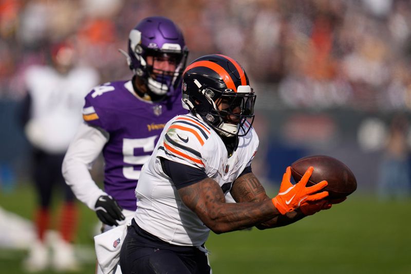 Chicago Bears running back D'Andre Swift (4) makes a catch during the first half of an NFL football game against the Minnesota Vikings, Sunday, Nov. 24, 2024, in Chicago. (AP Photo/Erin Hooley)