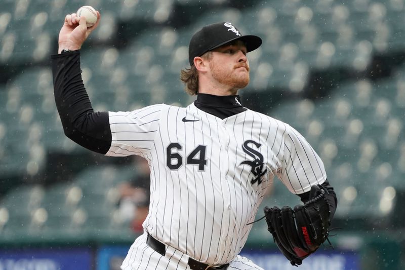 May 21, 2025; Chicago, Illinois, USA; Chicago White Sox pitcher Shane Smith (64) throws the ball against the Seattle Mariners during the first inning at Rate Field. Mandatory Credit: David Banks-Imagn Images