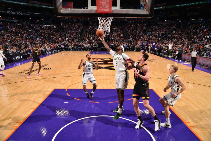 PHOENIX, AZ - FEBRUARY 6:  Malik Beasley #5 of the Milwaukee Bucks grabs the rebound during the game on February 6, 2024 at Footprint Center in Phoenix, Arizona. NOTE TO USER: User expressly acknowledges and agrees that, by downloading and or using this photograph, user is consenting to the terms and conditions of the Getty Images License Agreement. Mandatory Copyright Notice: Copyright 2024 NBAE (Photo by Barry Gossage/NBAE via Getty Images)