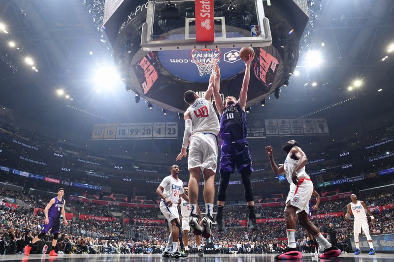 LOS ANGELES, CA - FEBRUARY 25: Domantas Sabonis #10 of the Sacramento Kings drives to the basket during the game against the LA Clippers on February 25, 2024 at Crypto.Com Arena in Los Angeles, California. NOTE TO USER: User expressly acknowledges and agrees that, by downloading and/or using this Photograph, user is consenting to the terms and conditions of the Getty Images License Agreement. Mandatory Copyright Notice: Copyright 2024 NBAE (Photo by Adam Pantozzi/NBAE via Getty Images)