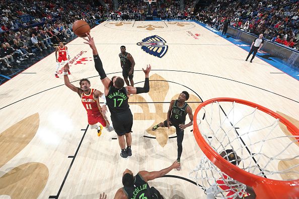 NEW ORLEANS, LA - NOVEMBER 4: Jonas Valanciunas #17 of the New Orleans Pelicans blocks the shot during the game against the Atlanta Hawks on November 4, 2023 at the Smoothie King Center in New Orleans, Louisiana. NOTE TO USER: User expressly acknowledges and agrees that, by downloading and or using this Photograph, user is consenting to the terms and conditions of the Getty Images License Agreement. Mandatory Copyright Notice: Copyright 2023 NBAE (Photo by Layne Murdoch Jr./NBAE via Getty Images)