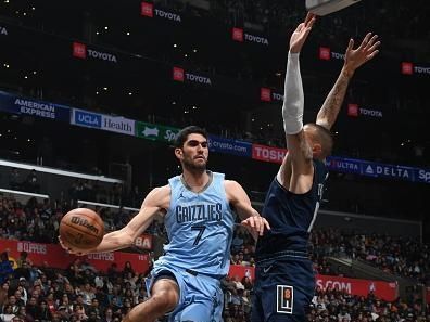 LOS ANGELES, CA - DECEMBER 29: Santi Aldama #7 of the Memphis Grizzlies handles the ball during the game against the LA Clippers on December 29, 2023 at Crypto.Com Arena in Los Angeles, California. NOTE TO USER: User expressly acknowledges and agrees that, by downloading and/or using this Photograph, user is consenting to the terms and conditions of the Getty Images License Agreement. Mandatory Copyright Notice: Copyright 2023 NBAE (Photo by Juan Ocampo/NBAE via Getty Images)